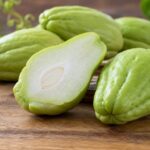 Chayote, eine halbiert