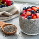 Chiasamen im Löffel und Chiapudding