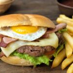 Chivito-Sandwich mit Steak, Schinken und Ei
