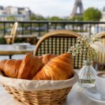 Croissants in einem Korb auf einem Cafétisch