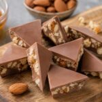 Dreieckige Schokoladenstücke mit Honig-Mandel-Nougat