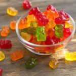 Bunte Gummibärchen in einer Glasschale