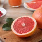 Halbierte rosa Grapefruit auf einem Frühstückstisch