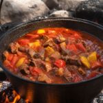Ungarisches Gulasch im Kessel über offenem Feuer