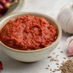 Harissa-Paste mit getrockneten Chilis