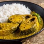 Hilsa-Fischcurry in Senfsauce mit Reis