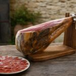 Jamón-Ibérico-Keule im Schinkenhalter, angeschnitten