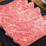 Stark marmoriertes japanisches Rindfleisch in Scheiben