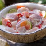 Kokoda, roher Fisch in Kokosmilch in einer Kokosschale