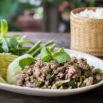 Laap mit Kräutern und Klebreis
