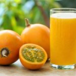 Lulo-Früchte und ein Glas Lulosaft