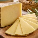 Manchego mit Zickzackrinde, in Scheiben