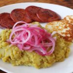 Mangú mit roten Zwiebeln, gebratenem Käse und Salami