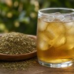 Mate-Limonade im Glas neben Mateblättern
