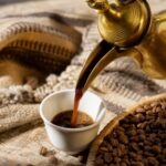 Mokka aus der Kanne in eine kleine Tasse