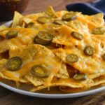 Nachos mit geschmolzenem Käse und Jalapeños