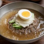Naengmyeon, kalte Buchweizennudeln in Brühe