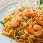 Pad Thai mit Garnelen, Erdnüssen und Limette
