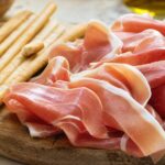 Parmaschinken in dünnen Scheiben mit Grissini