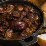 Pepperpot, dunkler Fleischeintopf mit Brot