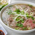 Schüssel Pho mit Reisnudeln und Rindfleisch