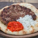 Pljeskavica mit Zwiebeln und Ajvar