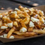 Poutine mit Käsebruch und Bratensauce