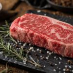 Rohes Rindersteak mit Rosmarin und Salz