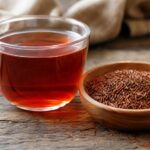 Rooibostee im Glas und lose Rooibosblätter