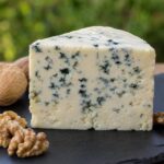 Roquefort mit Blauschimmeladern auf einer Schieferplatte