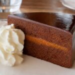Stück Sachertorte mit Schlagobers