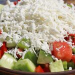 Schopska-Salat mit geriebenem Schafskäse