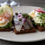 Smørrebrød mit Krabben, Ei und Hering