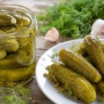 Saure Gurken mit Dill im Glas