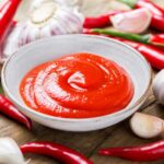 Sriracha-Chilisauce mit frischen Chilis und Knoblauch