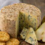 Stilton-Blauschimmelkäse, angeschnitten