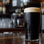 Dunkles Stout im Pintglas auf einer Theke