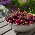 Dunkelrote Süßkirschen mit Stielen in einer Schale