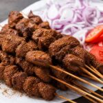 Suya-Spieße mit Zwiebeln und Tomaten
