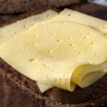 Tilsiter in Scheiben auf einem Brett