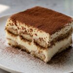Stück Tiramisu mit Kakaopulver