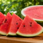 Wassermelonenscheiben auf einem Holzbrett