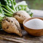 Zuckerrüben neben einer Schale Zucker